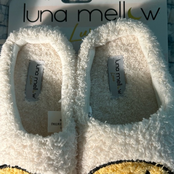 Adorable, Luna Mellow Luxe Smiley slippers ❤️ - Picture 4 of 4